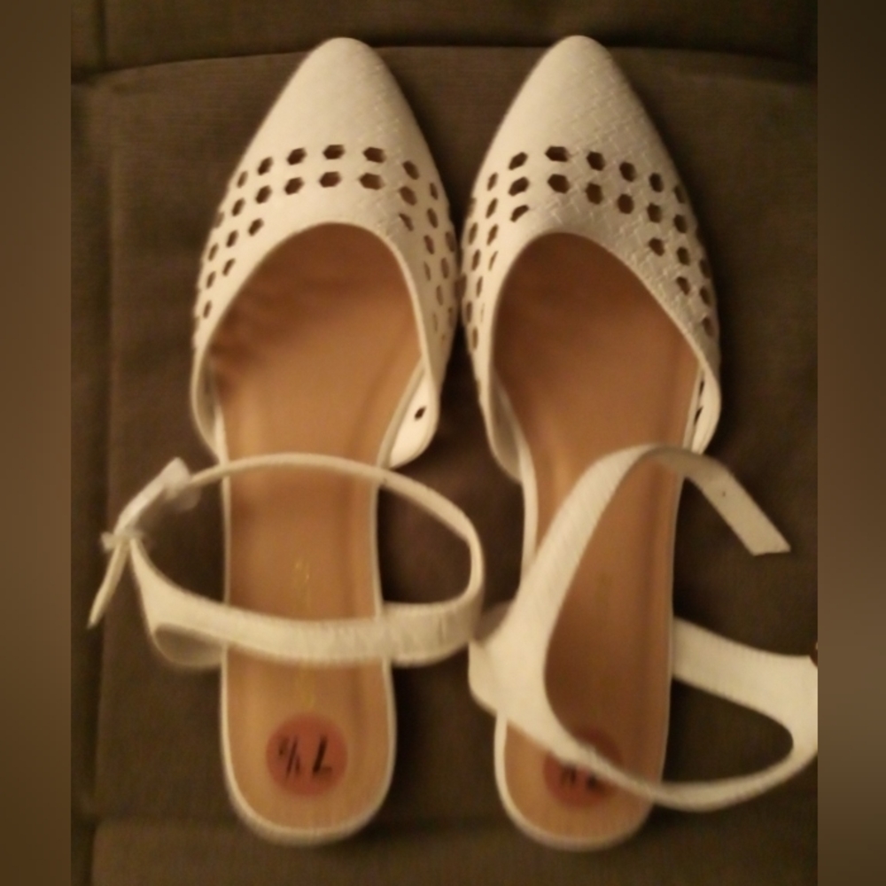 Pretty Women's White Summer Flat Sandals with Ankle Straps Size 7 1/2